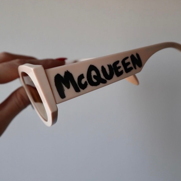 Meet your Posher, Serena - Picture 3 of 4